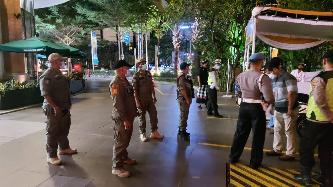 Ingatkan Pengunjung dan Pemilik Usaha Taat Prokes     Tim Yustisi Kembali Gelar Pemantauan di  Jalan Kecubung, Jalan Diponogoro dan Jalan Teuku Umar, Denpasar.