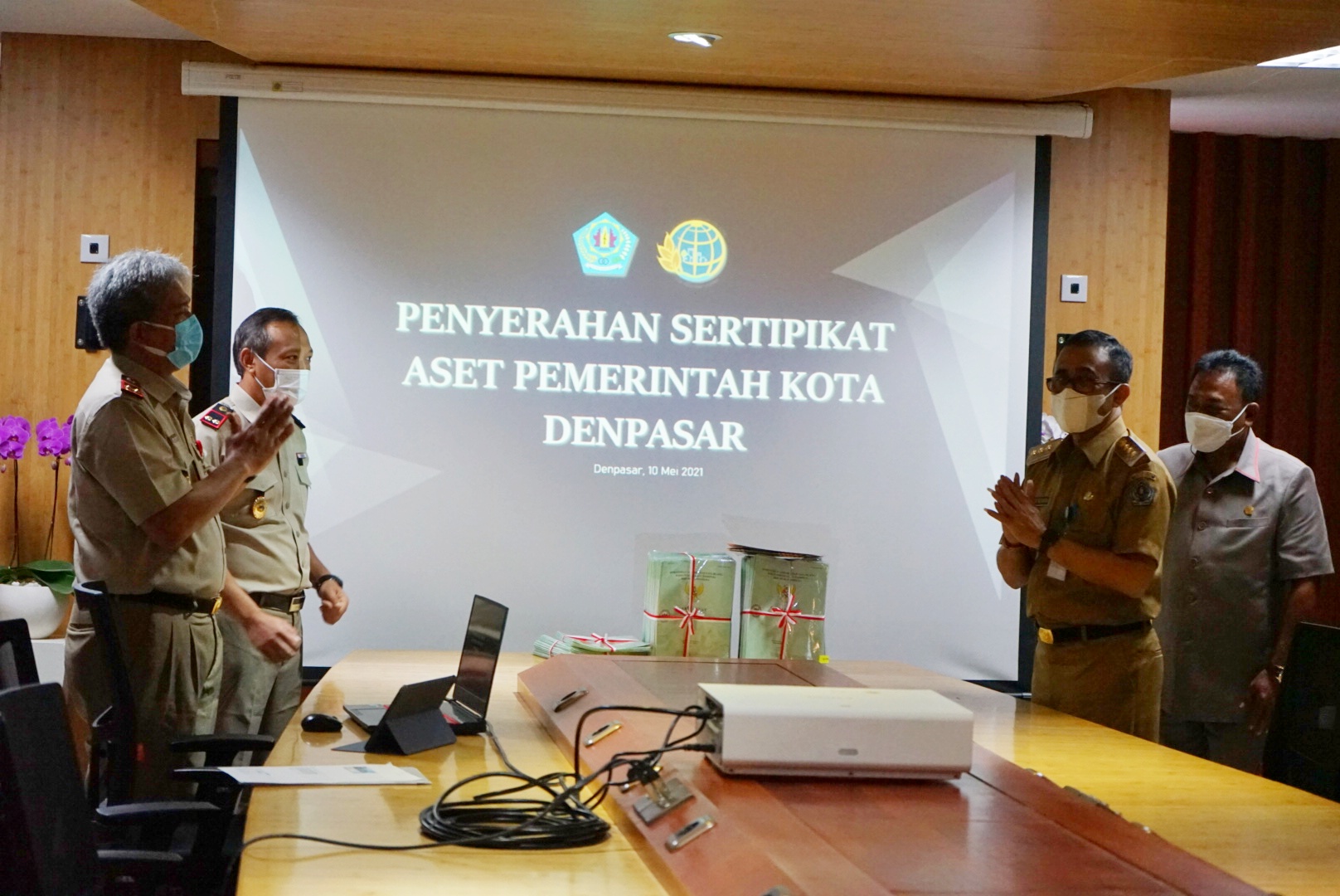 Walikota Jaya Negara Terima 400 Sertifikat Tanah Asset Pemkot Denpasar dari BPN