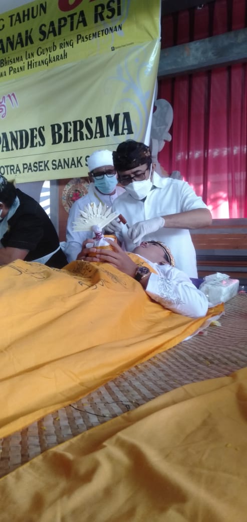 Walikota Jaya Negara Nyanggingin Dalam Upacara Metatah Massal Di Yayasan Santha Dharma Maha Gotra Pasek Sanak Sapta Rsi