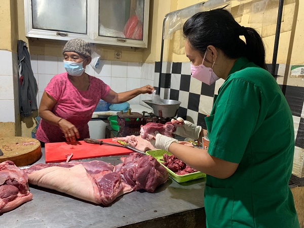 Pastikan Kesehatan Daging Jelang Galungan, Distan Denpasar Gelar Pemeriksaan Kesehatan Daging Babi.