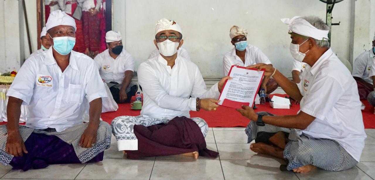 Walikota Jaya Negara Saksikan Pengukuhan Bendesa Adat Penatih