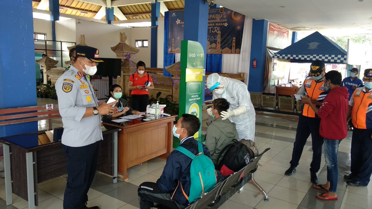 Dari Pemantauan Arus Balik, Ditemukan 4 Orang Tujuan  Denpasar Tanpa Surat Rapid Test Antigen  Sriawan Harapkan Penjagaan di Perketat