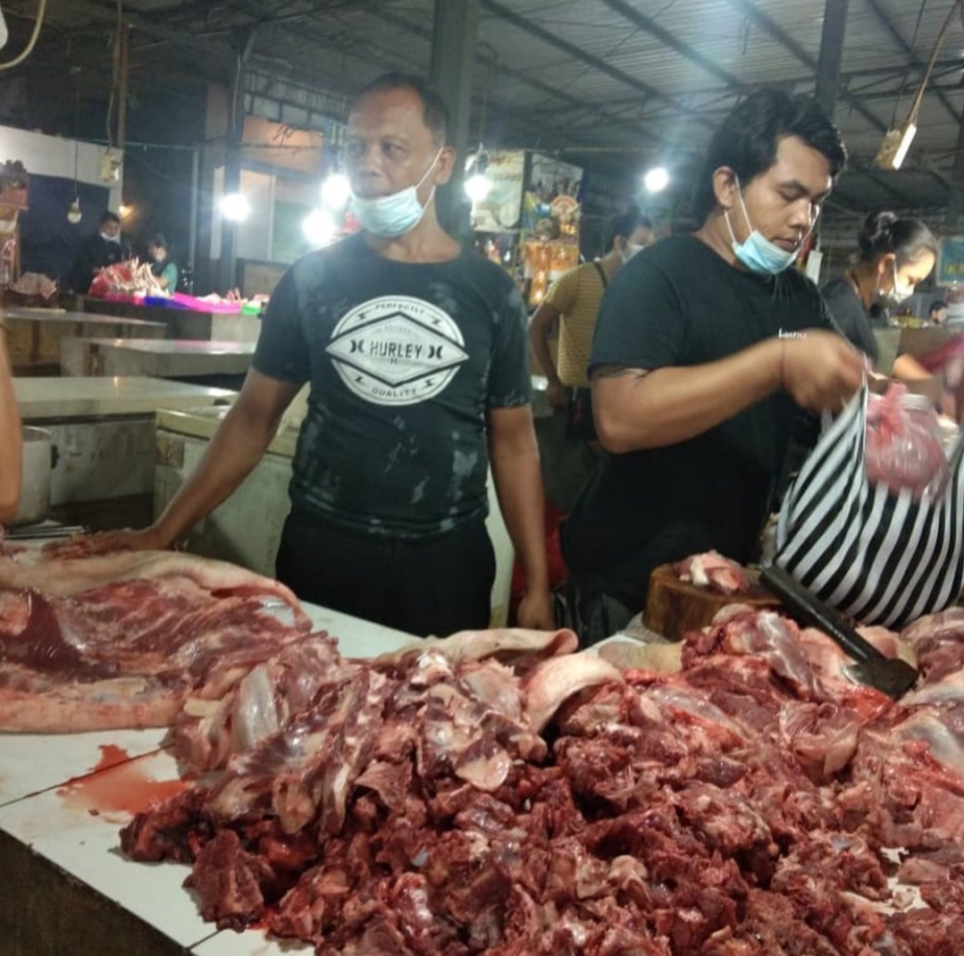 Distan Denpasar Cek Kesehatan Daging Jelang Penampahan Galungan   