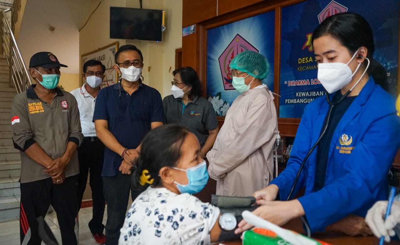 Pastikan Kelancaran Pelaksanaan, Jaya Negara - Arya Wibawa Tinjau Vaksinasi Massal di Kota Denpasar