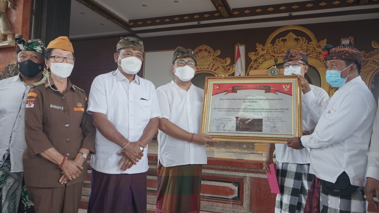 Peringatan Serangan Umum Kota Denpasar  Wawali Agus Arya Wibawa Serahkan Piagam Pengukuhan Banjar Binoh Kaja Sebagai Basis Perjuangan