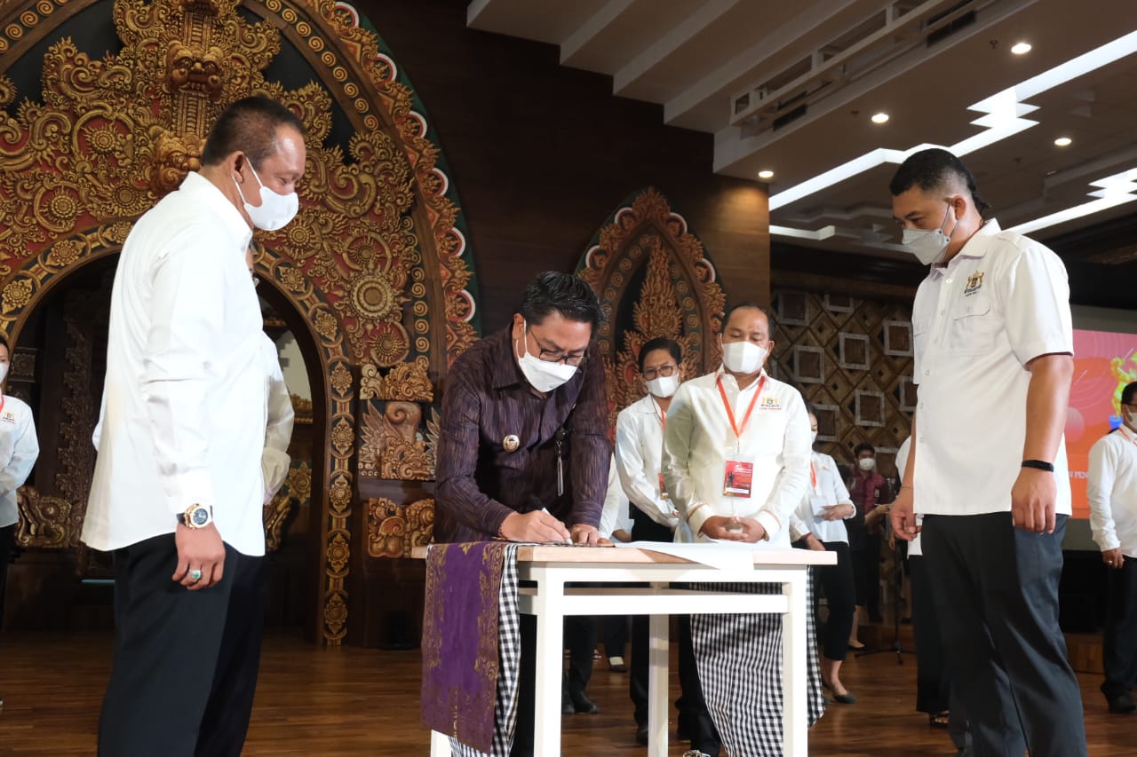 Wawali Denpasar Arya Wibawa Saksikan Pengukuhan Ketua Kadin Denpasar     Arya Wibawa : Bangun Perekonomian Yang Inovatif dan Kreatif Di Masa Pandemi   