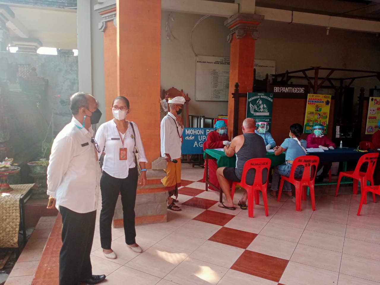 400 Orang Lansia dan Pelayan Publik Mendapat Vaksinasi di Banjar  Panti Gede Pemecutan Kaja