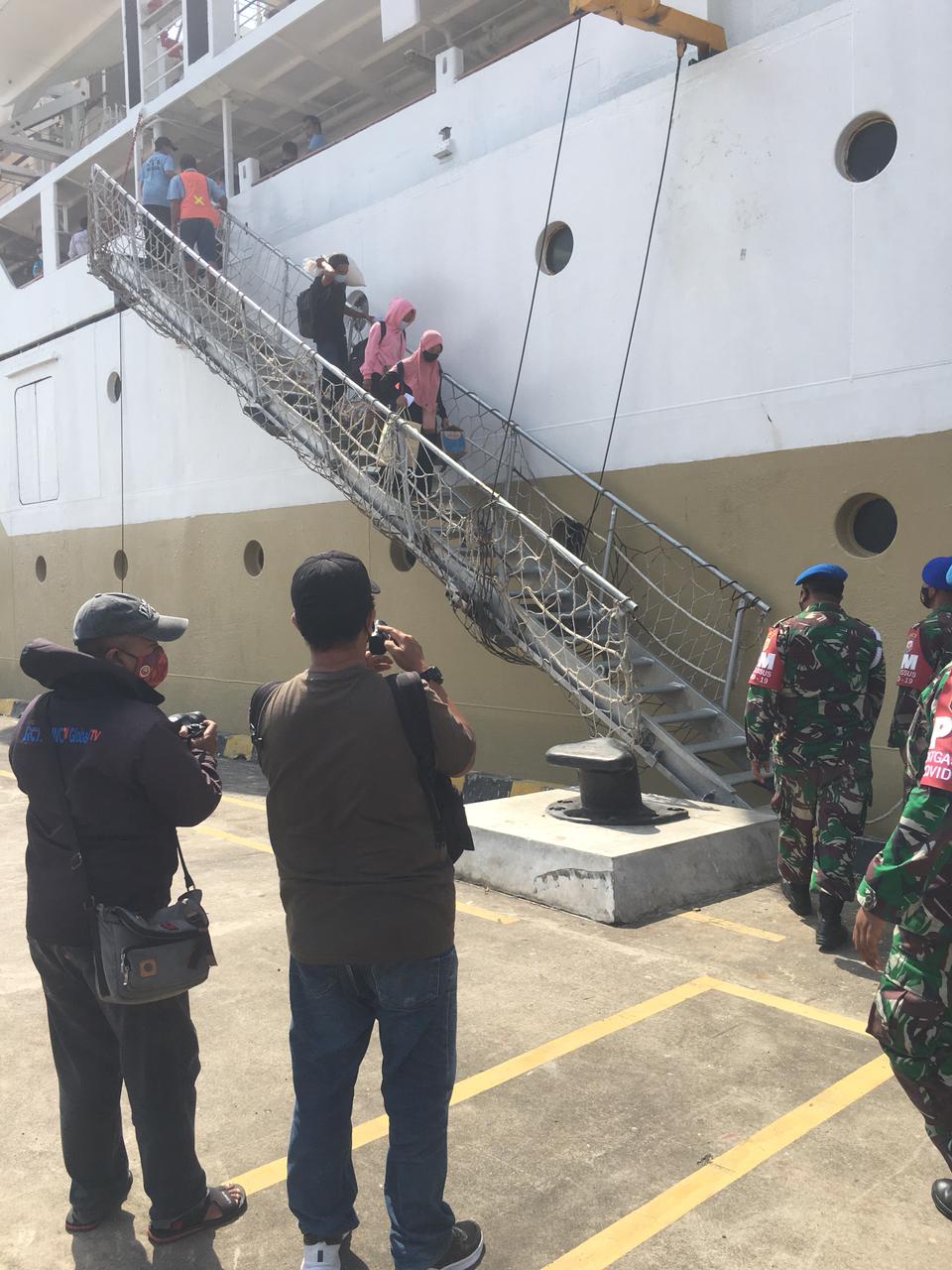 Tim Gabungan Pemkot Denpasar Sidak  di Pelabuhan Benoa  Ciptakan Tertib Administrasi Kependudukan, Seluruh Penumpang Nihil Pelanggar