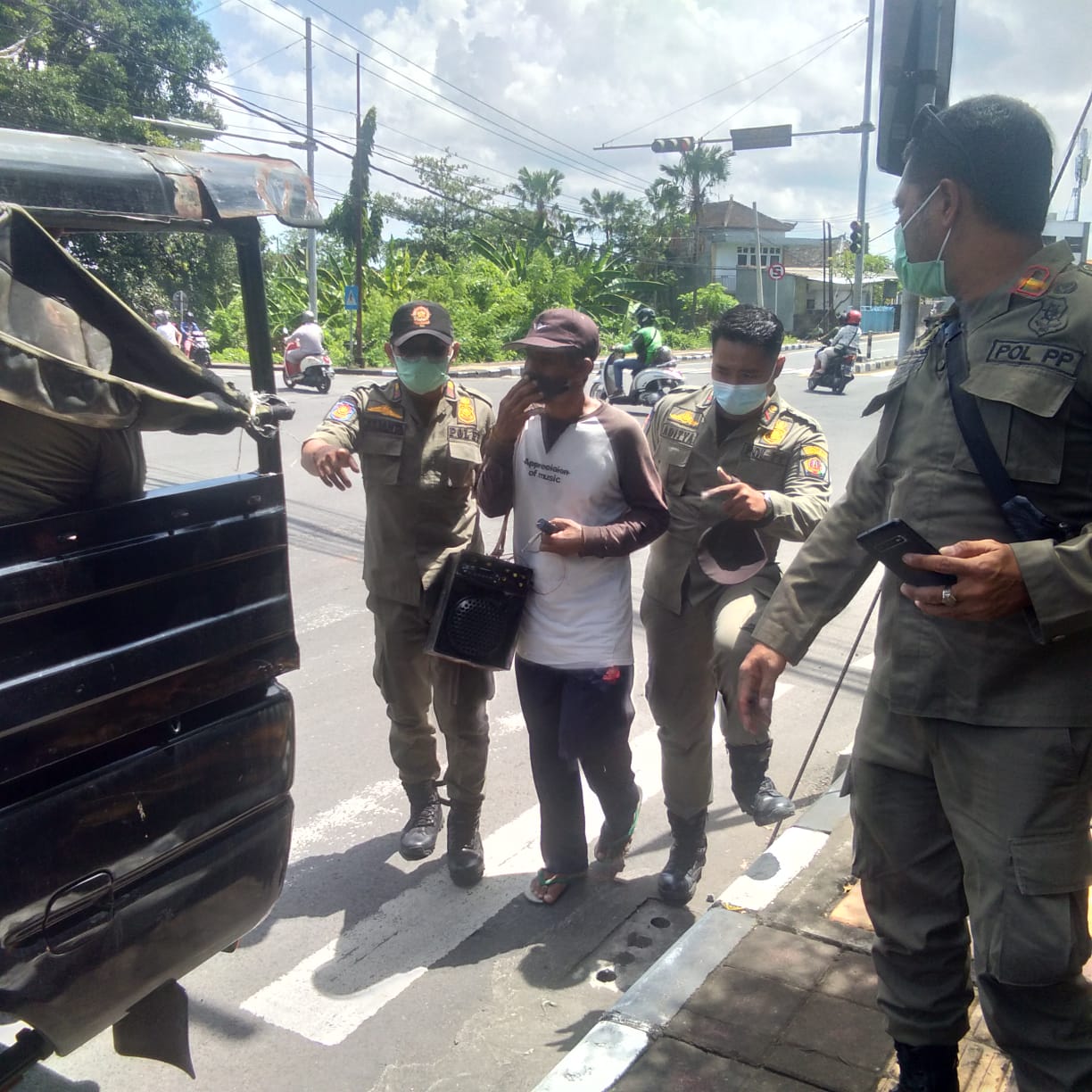 Satpol PP Kota Denpasar  Kemabli tertibkan 6 orang pengamen, pengasong dan pengemis   yang menggelandang  di beberapa titik di Kota Denpasar Minggu (19/4). 