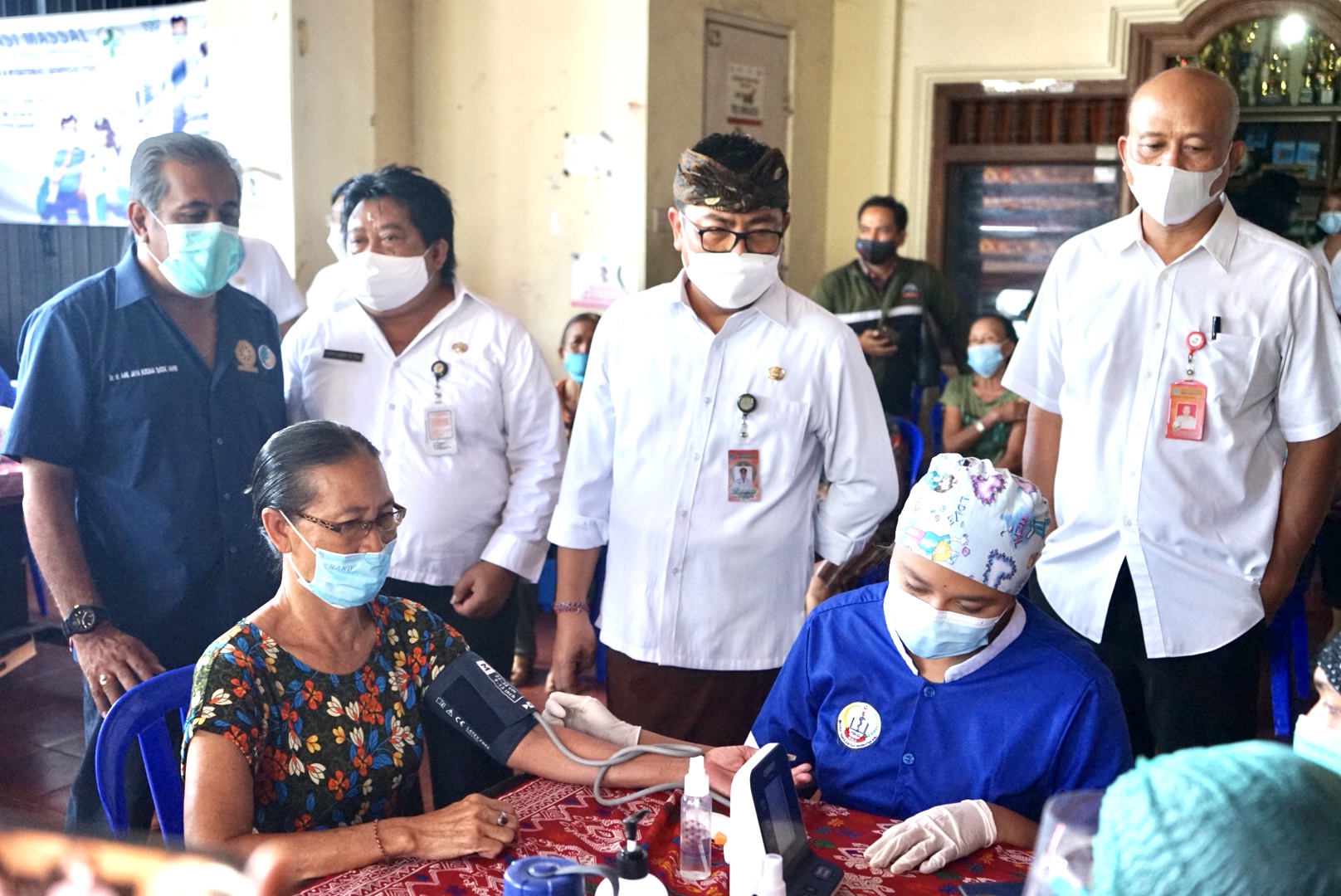 Percepat Cakupan Vaksin  Lansia Wawali Arya Wibawa Tinjau Vaksinasi Jemput Bola di Desa Dangin Puri Kaja