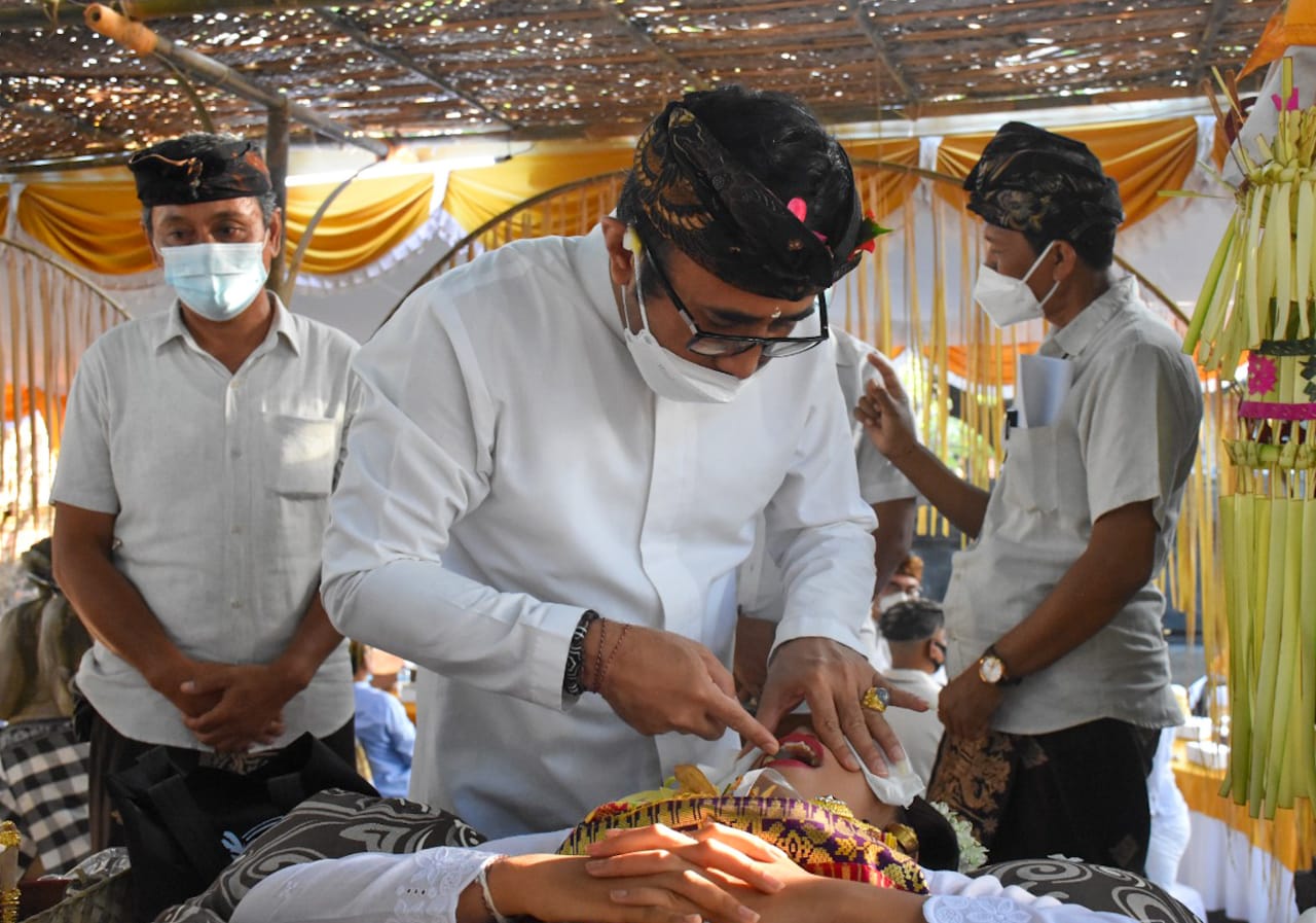 Jaya Negara Nyanggingin Serangkaian Karya Mepandas di Desa Adat Yangbatu