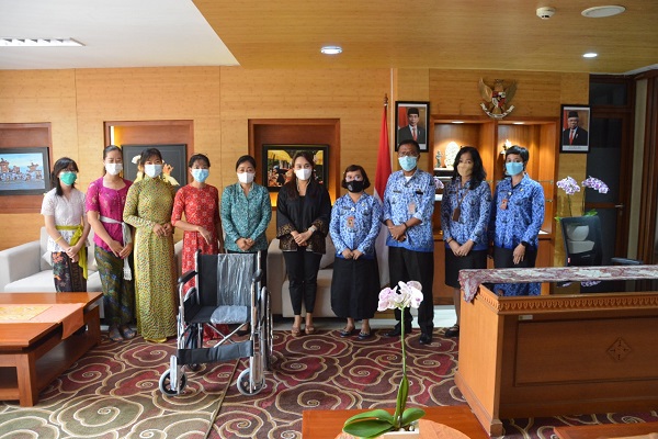 Terima Bantuan Kursi Roda dari Vietnamese Community in Bali Ketua K3S Ny. Antari Jaya Negara Siap Salurkan Ke Masyarakat