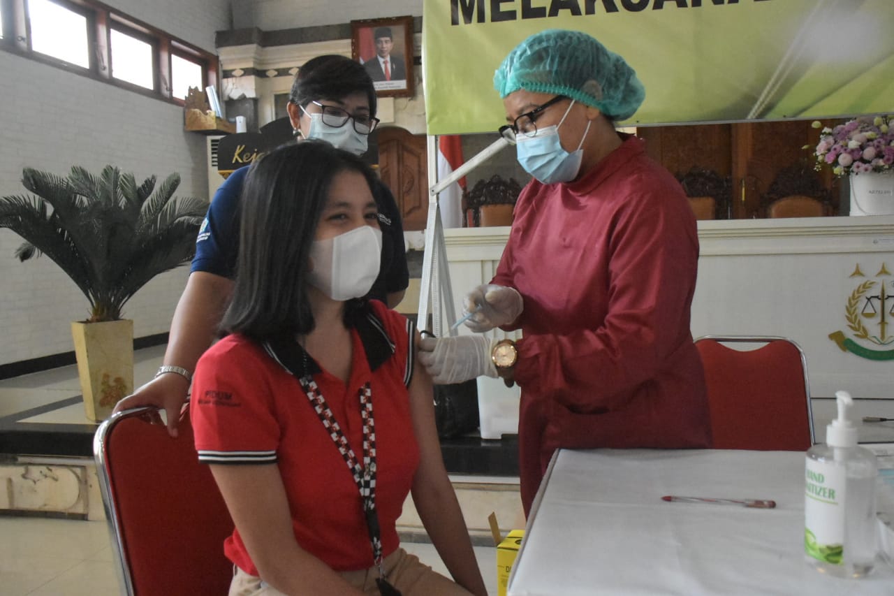 Sinergi Pemkot Denpasar Dengan Kajari dan Pengadilan Negeri Denpasar  Laksanakan Vaksinasi Covid-19 Tahap Pertama di Kantor Kajari dan Pengadilan Negeri Denpasar