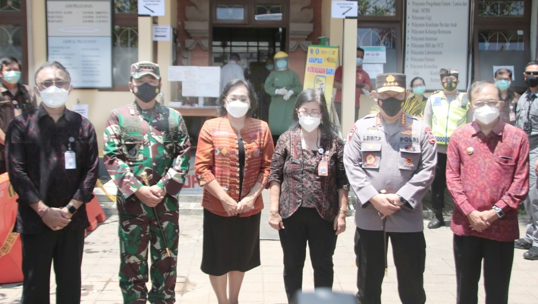 Tinjau Vaksinasi di Puskesmas II Densel  Disambut Jaya Negara, Panglima TNI dan Kapolri Dukung Sanur Jadi Zona Hijau