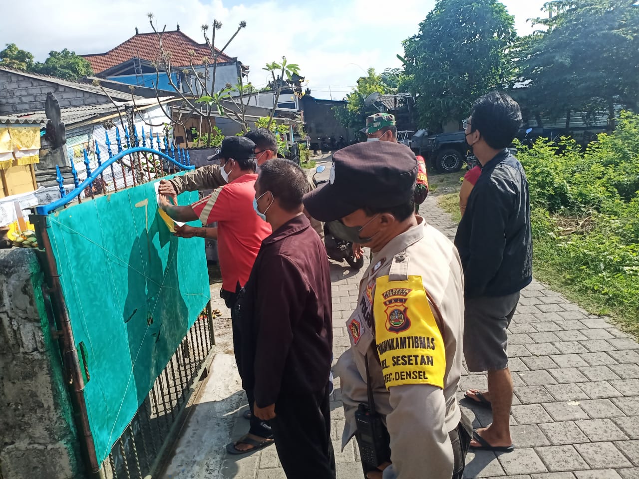 Satgas  Kelurahan Sesetan Pasang Stiker Penanda Di Rumah Warga Yang Sedang Isolasi Mandiri