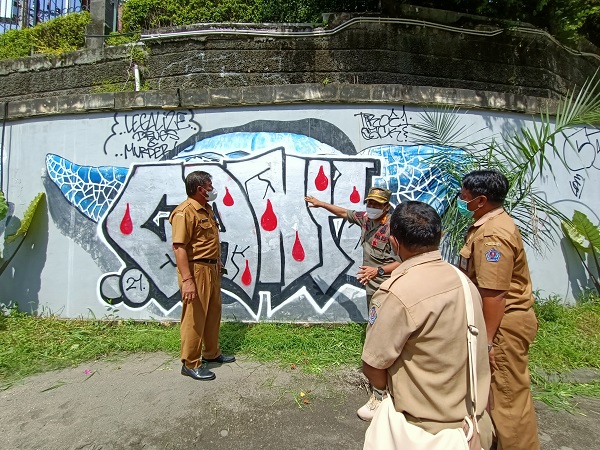 Ditinjau Sekda Alit Wiradana, Mural di Tukad Badung yang Divandal, Akhirnya Dibersihkan Oleh Pemkot Denpasar