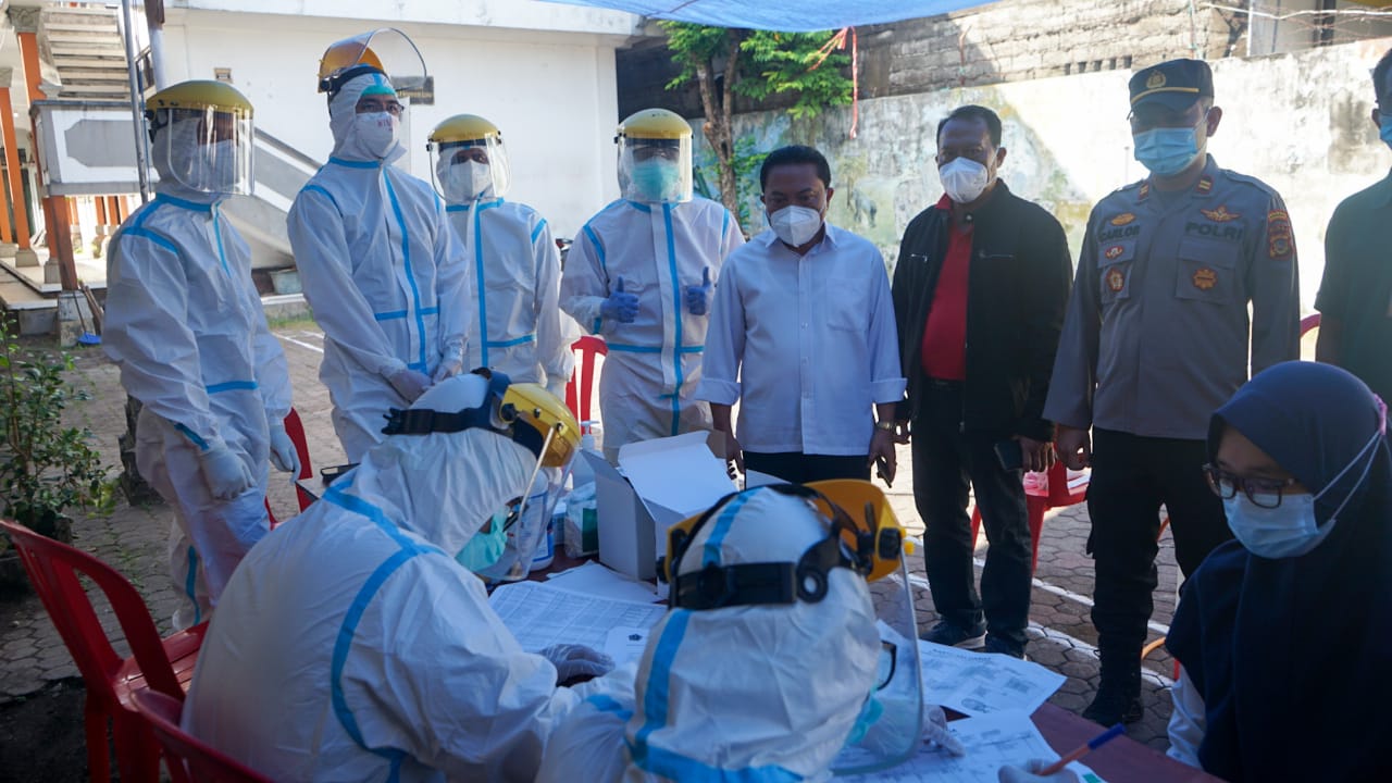 Pj. Sekda Made Toya Tinjau Pelaksanaan Rapid Test Antigen Santri di Dusun Wanasari
