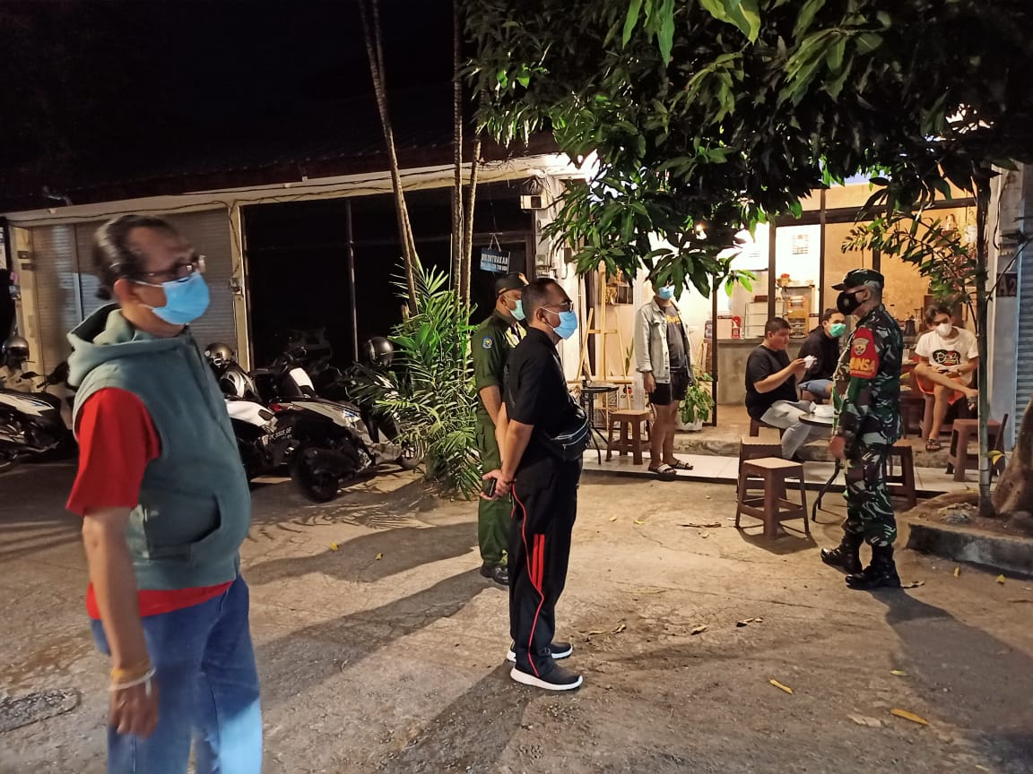 Gelar Giat Patroli Dialogis Desa Dangin Puri Kangin Ingatkan Masyarakat Taat Prokes