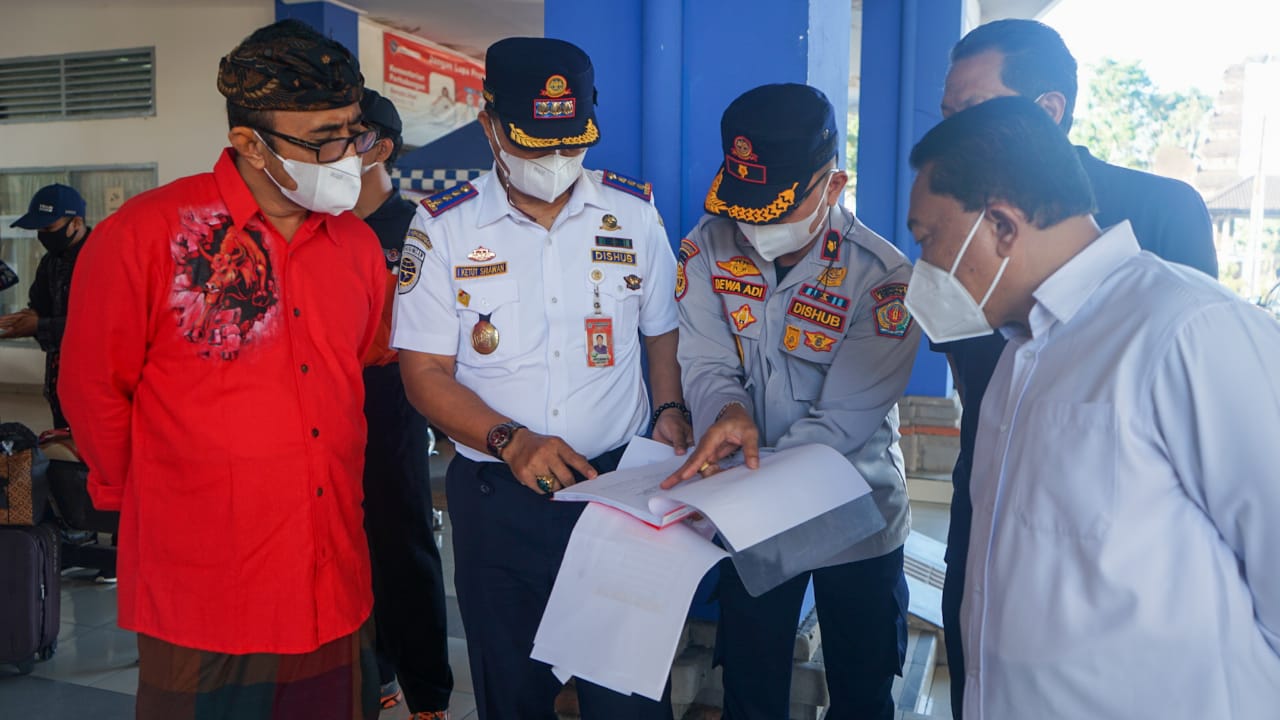 Walikota Jaya Negara Tinjau Pos Penyekatan di Terminal Mengwi Pastikan Yang Masuk Denpasar Lengkap Adminduk dan Bebas Covid-19