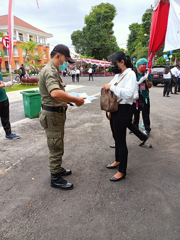 Pendisiplinan Prokes PPKM Level III Aparat Tim Gabungan Denpasar Bina Dua Orang Tanpa Masker