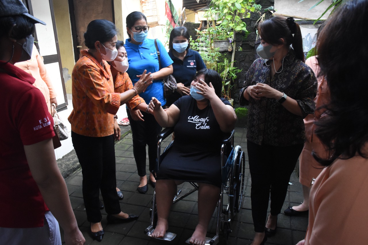 Ny. Antari Jaya Negara Berbagi Kasih dan Serahkan Bantuan Kursi Roda Kepada Warga Masyarakat