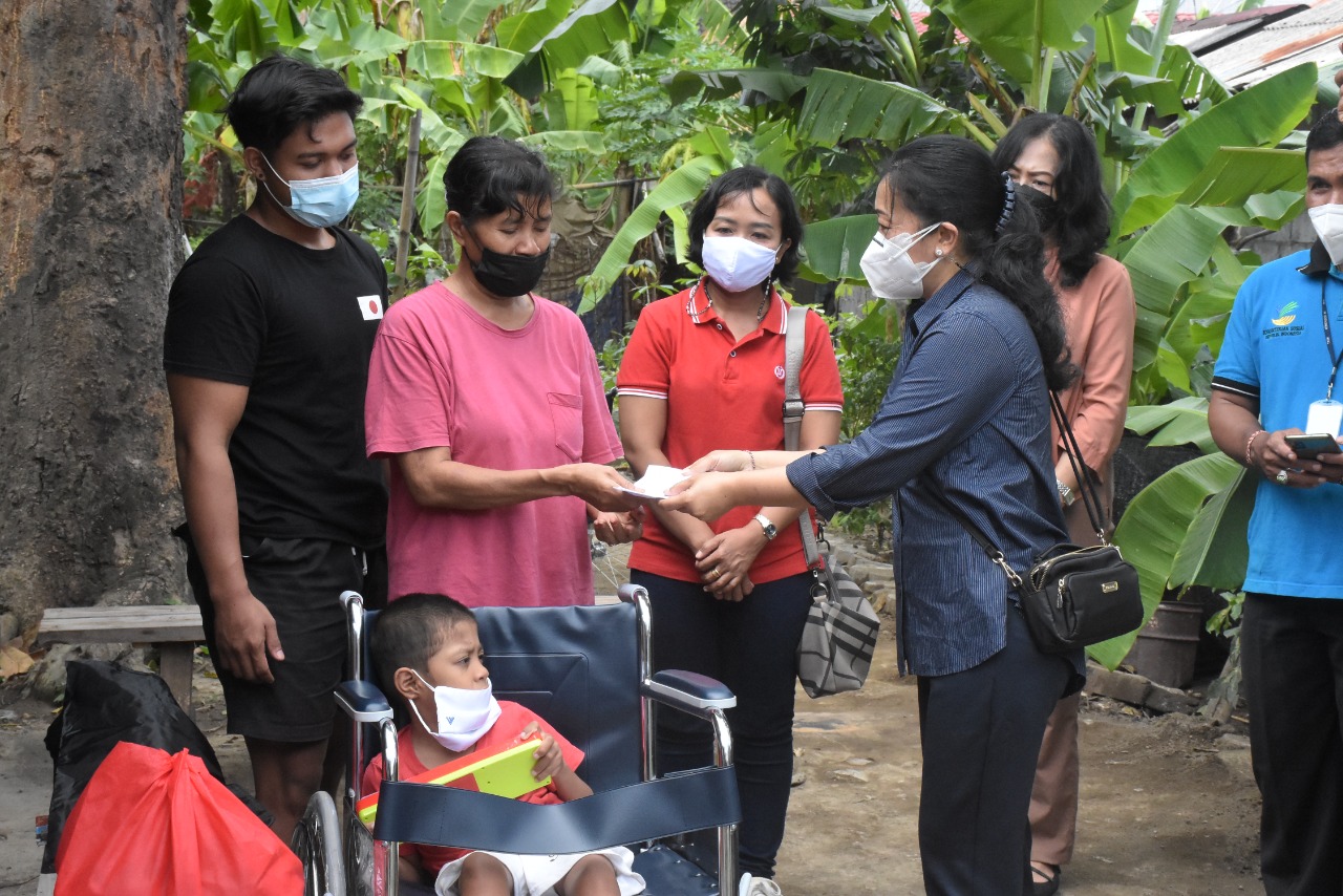 Rangkaian Hari Anak Nasional  K3S Kota Denpasar Serahkan Kursi Roda Kepada Penyandang Disabilitas