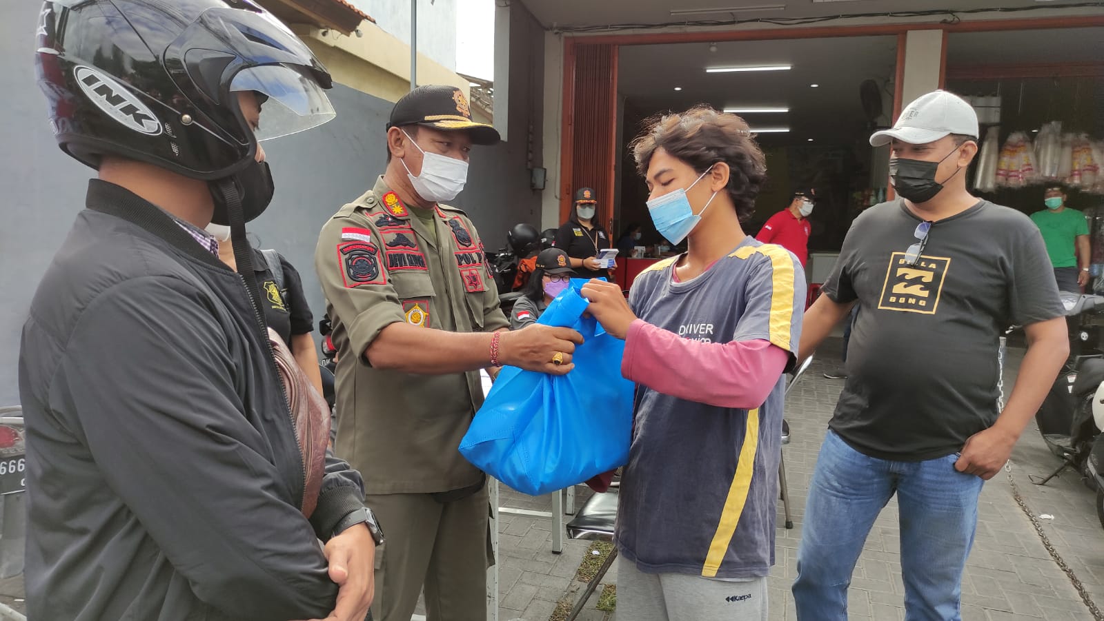 Cegah Penyebaran Virus Covid 19, Tim Yustisi Denpasar Laksanakan Pemantauan Prokes Sembari Membagikan Sembako Di Desa Pemogan
