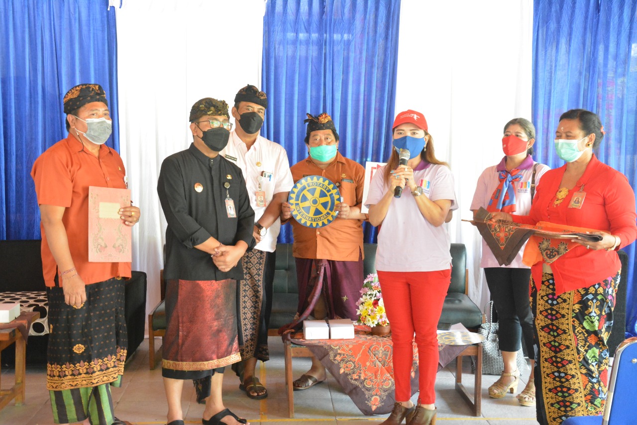 Wawali Arya Wibawa Terima Bantuan Wastafel Dari Rotary Club Of Bali Taman Untuk SMP. Dukung Persiapan PTM.