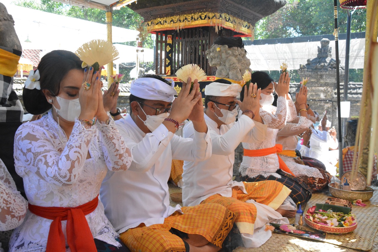 Dengan Prokes Ketat, Jaya Negara dan Agus Arya Wibawa Hadiri Puncak Piodalan Di Pura Sakenan.