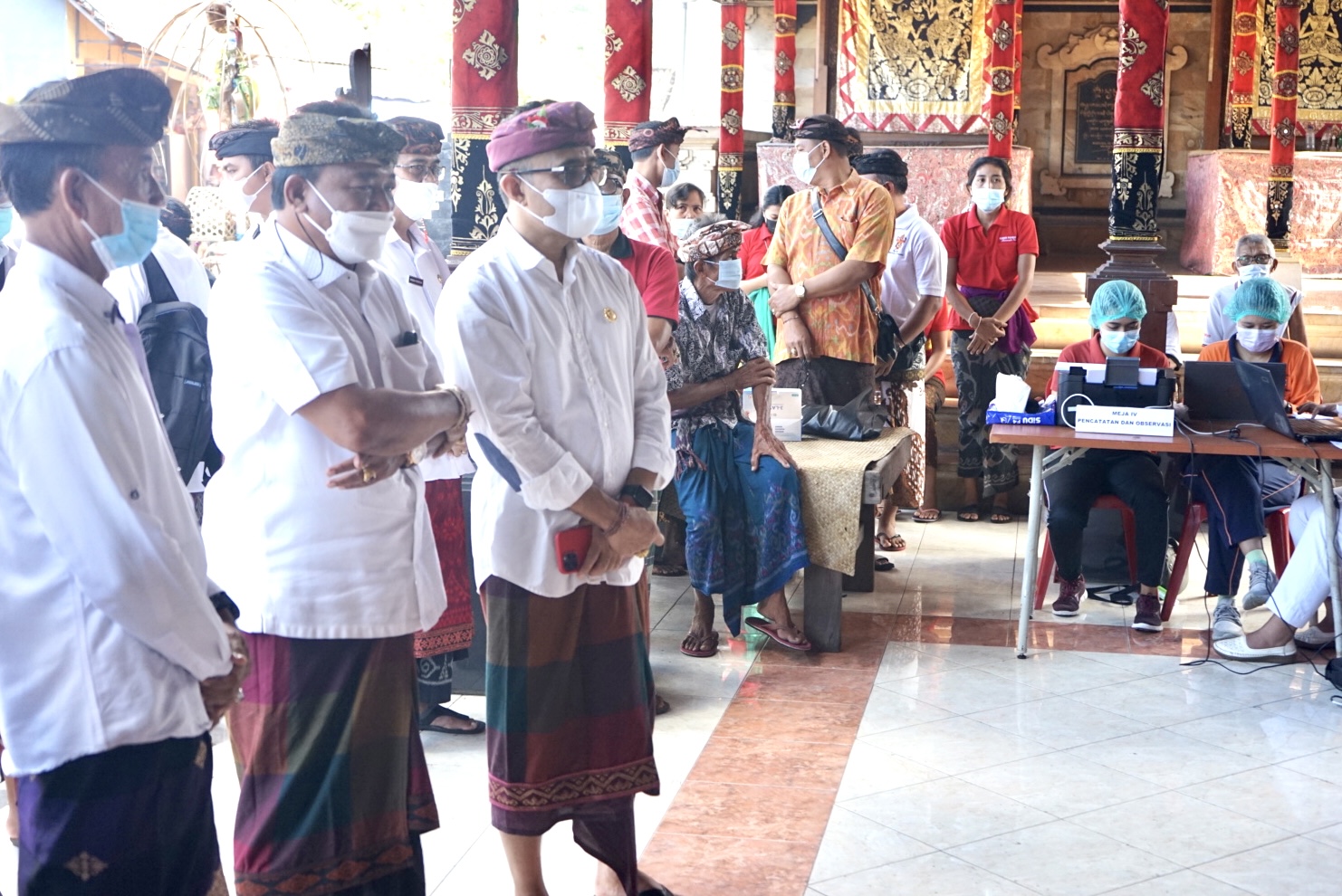 Maksimalkan Vaksin Pada Lansia  Walikota Jaya Negara dan Ketua DPRD Ngurah Gede Tinjau Vaksinasi di Desa Kesiman Petilan