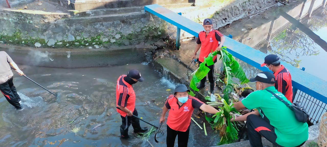 Antisipasi Banjir dan Persiapan Pesta Kesenian Bali (PKB) Tahun 2021  Tim Katak Dan Jumali Desa Sumerta Kelod Laksanakan Pembersihan Sungai Di Taman Budaya Art Centre