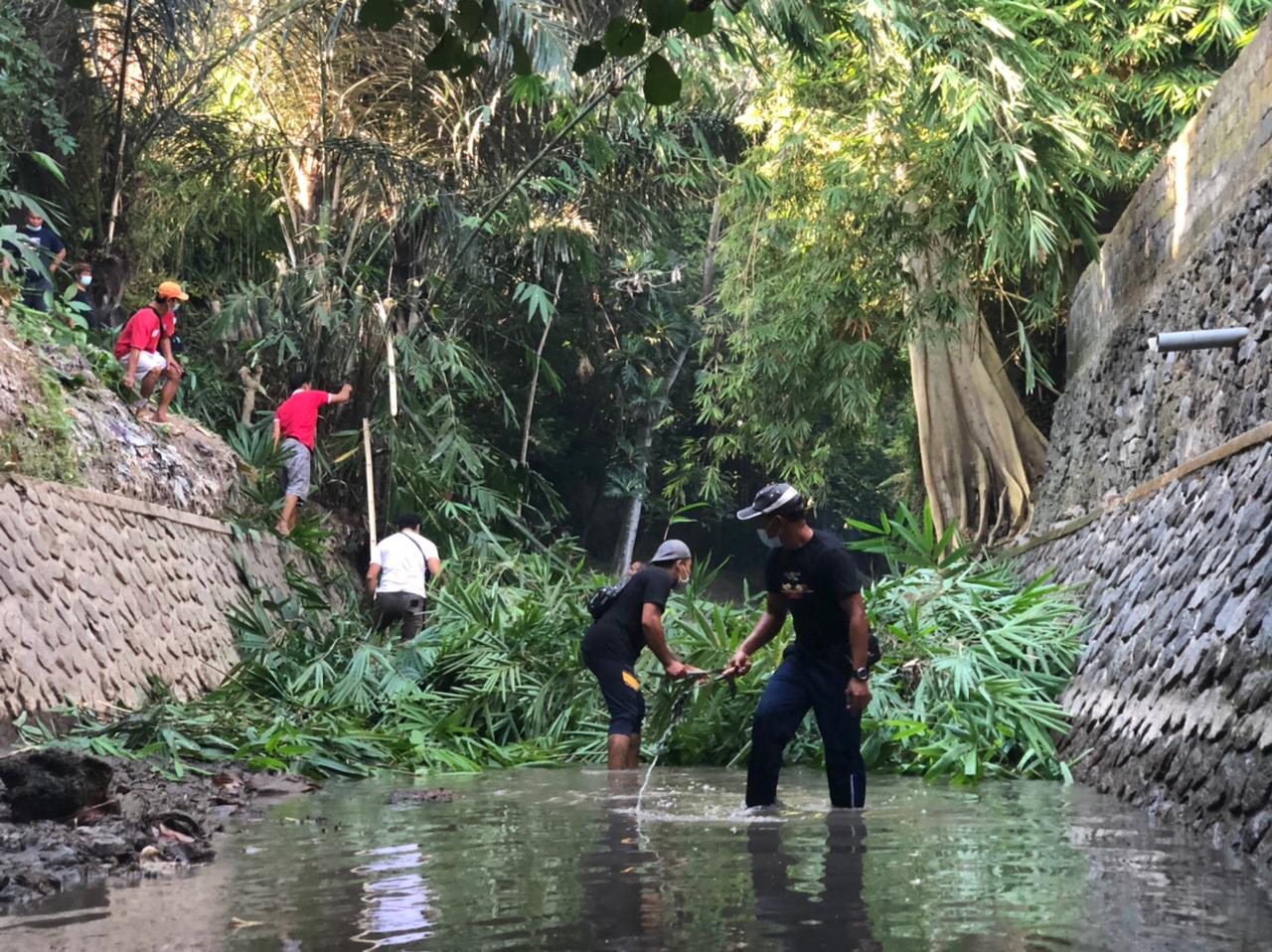 Gugah Kepedulian Masyarakat, Tiga Banjar Gelar Aksi Kebersihan Sungai
