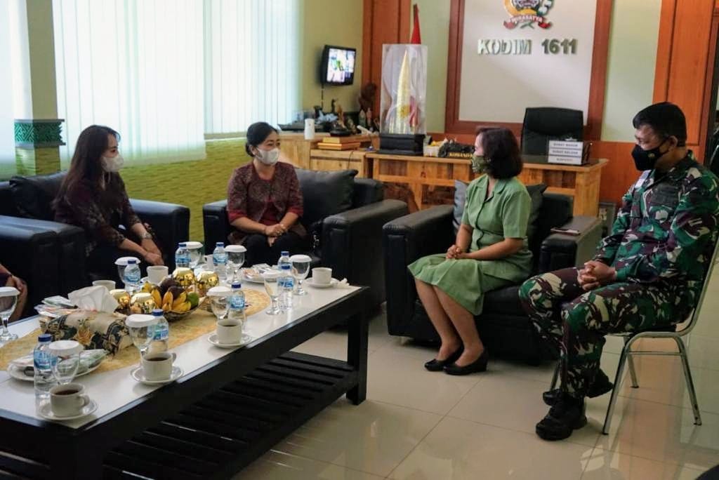 Sukseskan Program Pemkot Denpasar Ny. Sagung Antari  Jaya Negara Rangkul Ketua Persit Kartika Chandra Kirana Cabang 34 Badung.