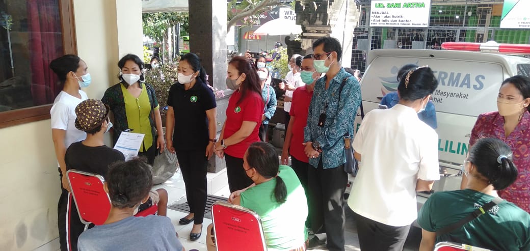 Ny. Antari Jaya Negara Rajin Pantau Vaksinasi Bagi Disabilitas.  13 Disabilitas di Kelurahan Pedungan Ikuti Vaksinasi Dosis 2