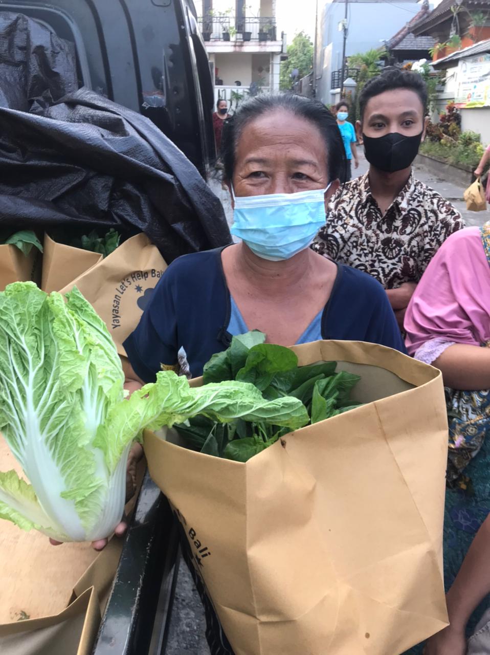 Membantu Sesama Di Masa Pandemi, Komunitas Let’s Help Bali Bagikan 60 Paket Sayuran di Desa Dauh Puri Kauh