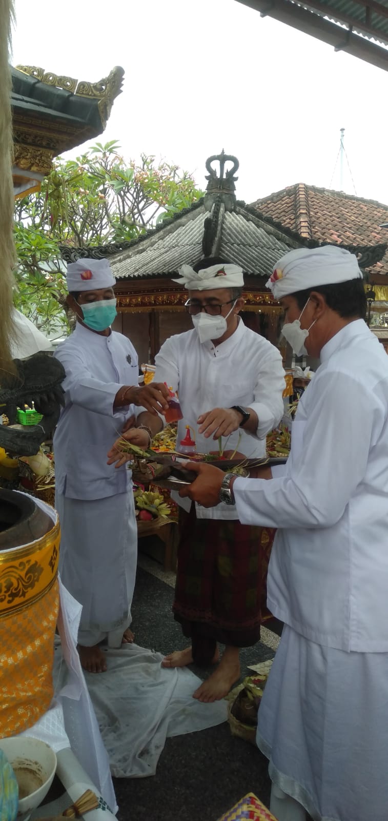 Walikota Jaya Negara Hadiri Karya Pemelaspasan Dan Pasupati Pratima di Pura Dalem Taman Sari
