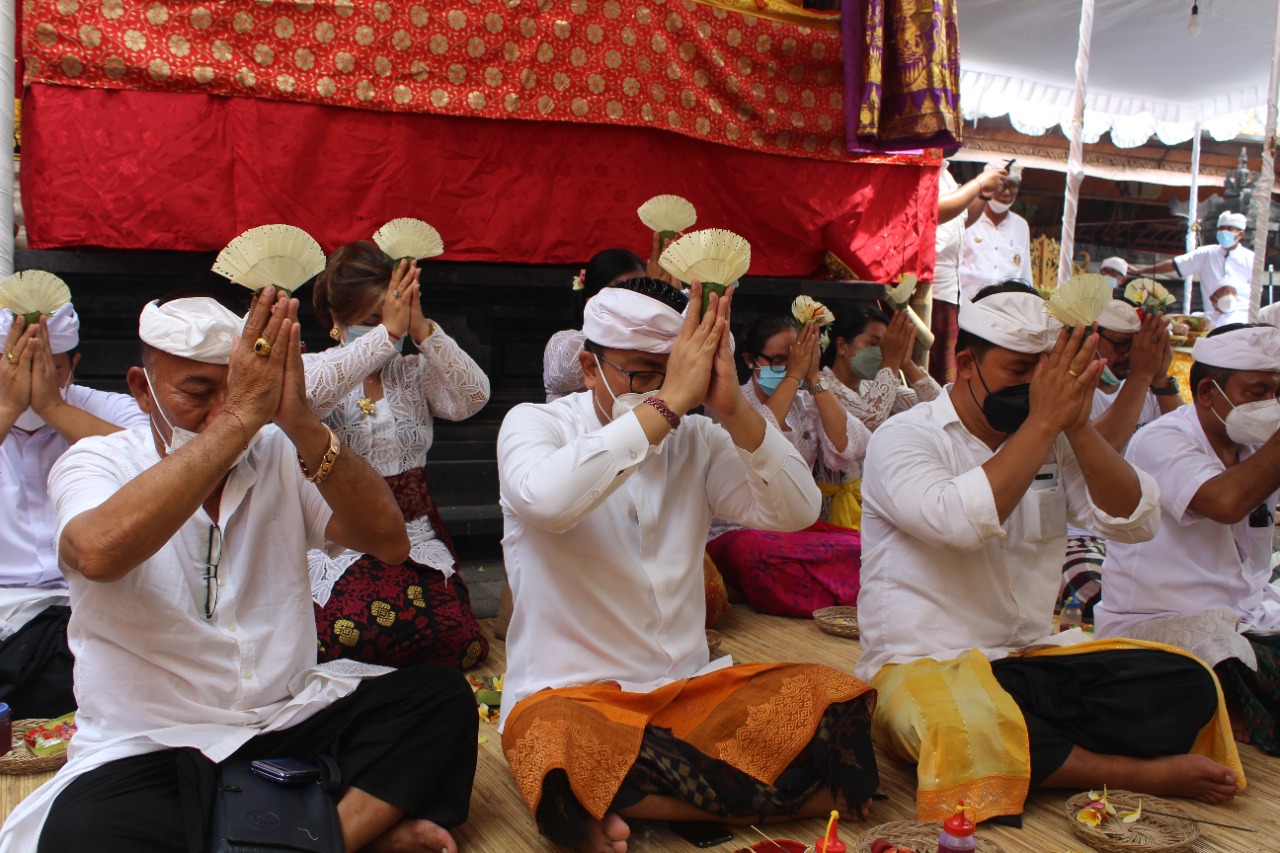 Wawali Arya Wibawa Hadiri Pujawali Di Pura Kusuma Sari Pegok Sesetan.