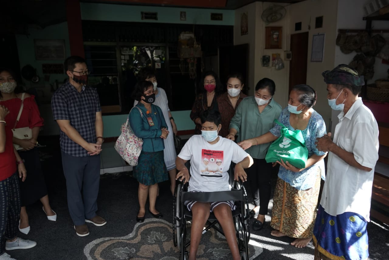 Bersama Yayasan Bina Ilmu Korea Selatan  K3S Denpasar Serahkan Kursi Roda dan Sembako   