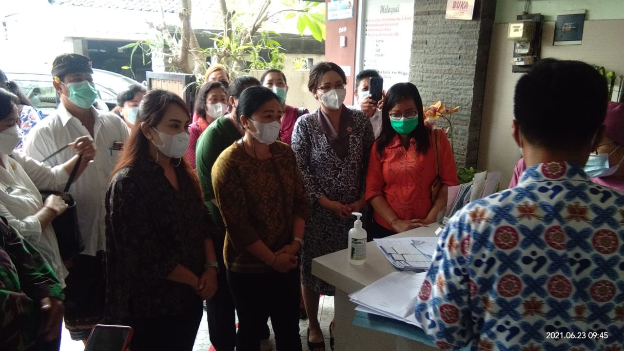 Pastikan Pelayanan Berjalan Baik, Ketua TP. PKK Kota Denpasar Ny. Antari Jaya Negara Kunjungi Faskes di Kota Denpasar