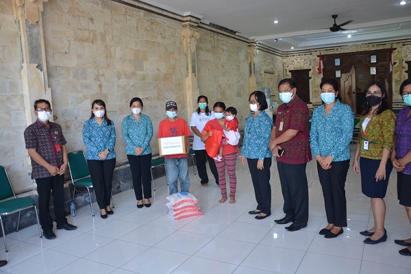 PKK Kota Denpasar Terima Bantuan 1 Ton Beras dari TP PKK Provinsi Bali. Ny Antari Jaya Negara Salurkan Langsung di Empat Kecamatan.