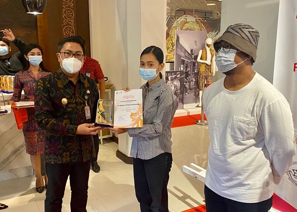 Wawali Arya Wibawa Serahkan Hadiah Kepada Pemenang Lomba Fashion Desain Ajak Generasi Muda Bangkit Dalam Situasi Pandemi