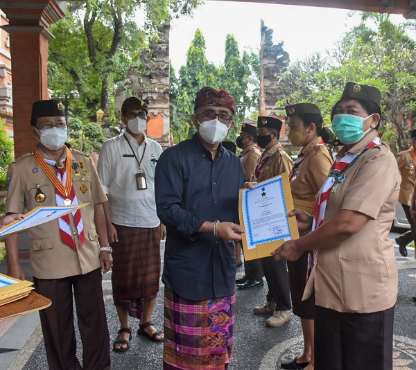 Walikota Jaya Negara Serahkan Penghargaan Lencana Panca Warsa Bagi Insan Pramuka Denpasar
