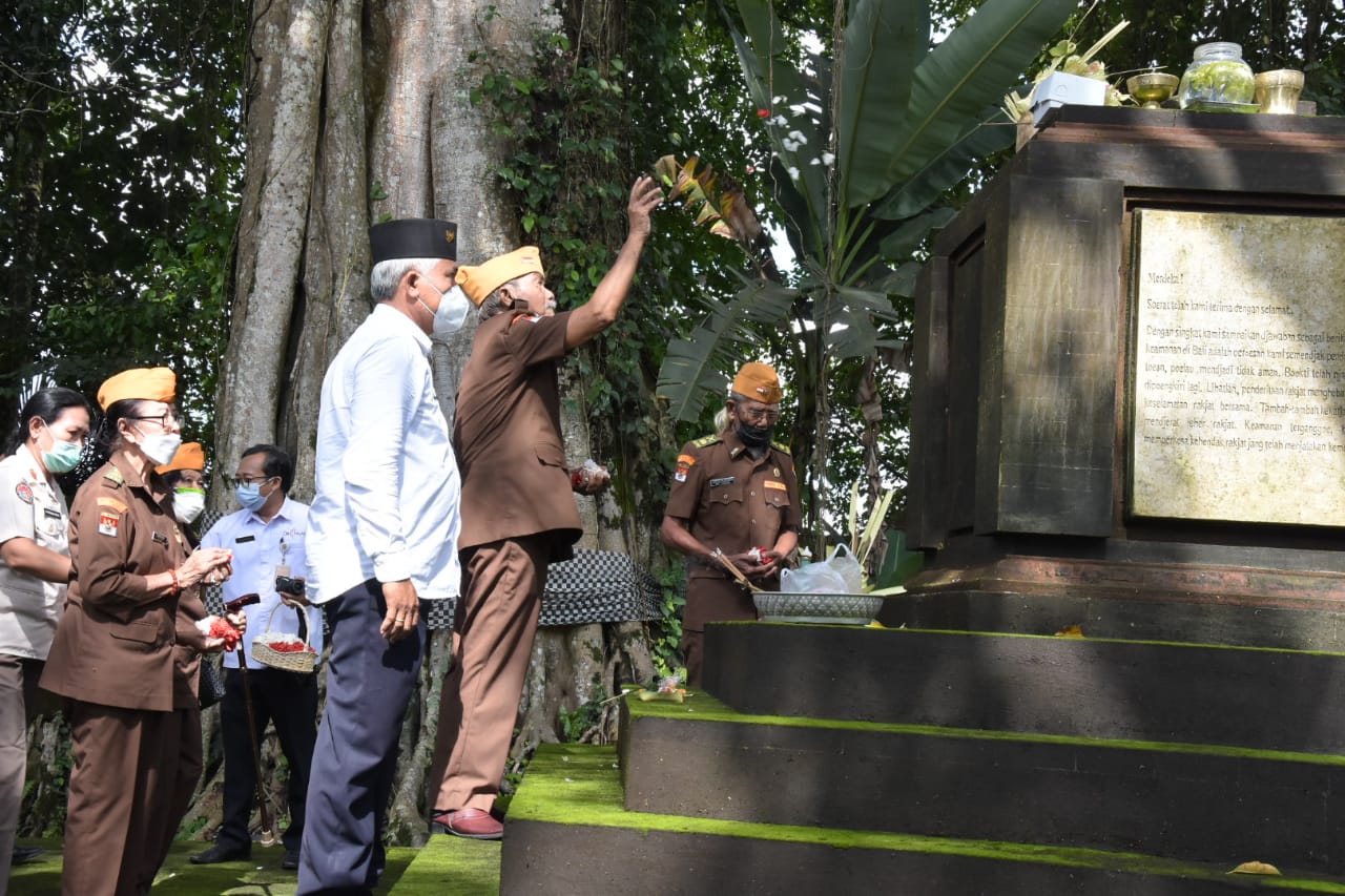 Peringati Hari Sumpah Pemuda ke -93  Pemkot Denpasar, LVRI dan  Peradah Denpasar Ziarah dan Baksos di Monumen Pahlawan I Gusti Ngurah Rai