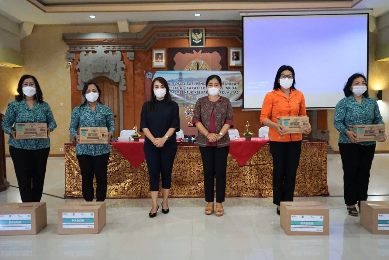 Ketua TP PKK Kota Denpasar Serahkan Bantuan PMT Bagi Balita dan Ibu Hamil Serta Pendistribusian Bantuan Masker