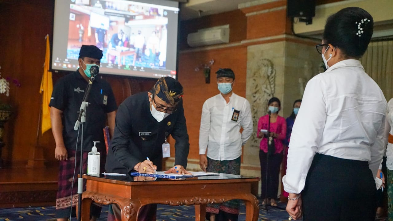 Walikota Jaya Negara Lantik Pejabat Pimpinan Tinggi Pratama dan Pejabat Fungsional     Tekankan Kerja Cepat, Dedikasi dan Loyalitas Wujudkan Visi-Misi Kota Denpasar 