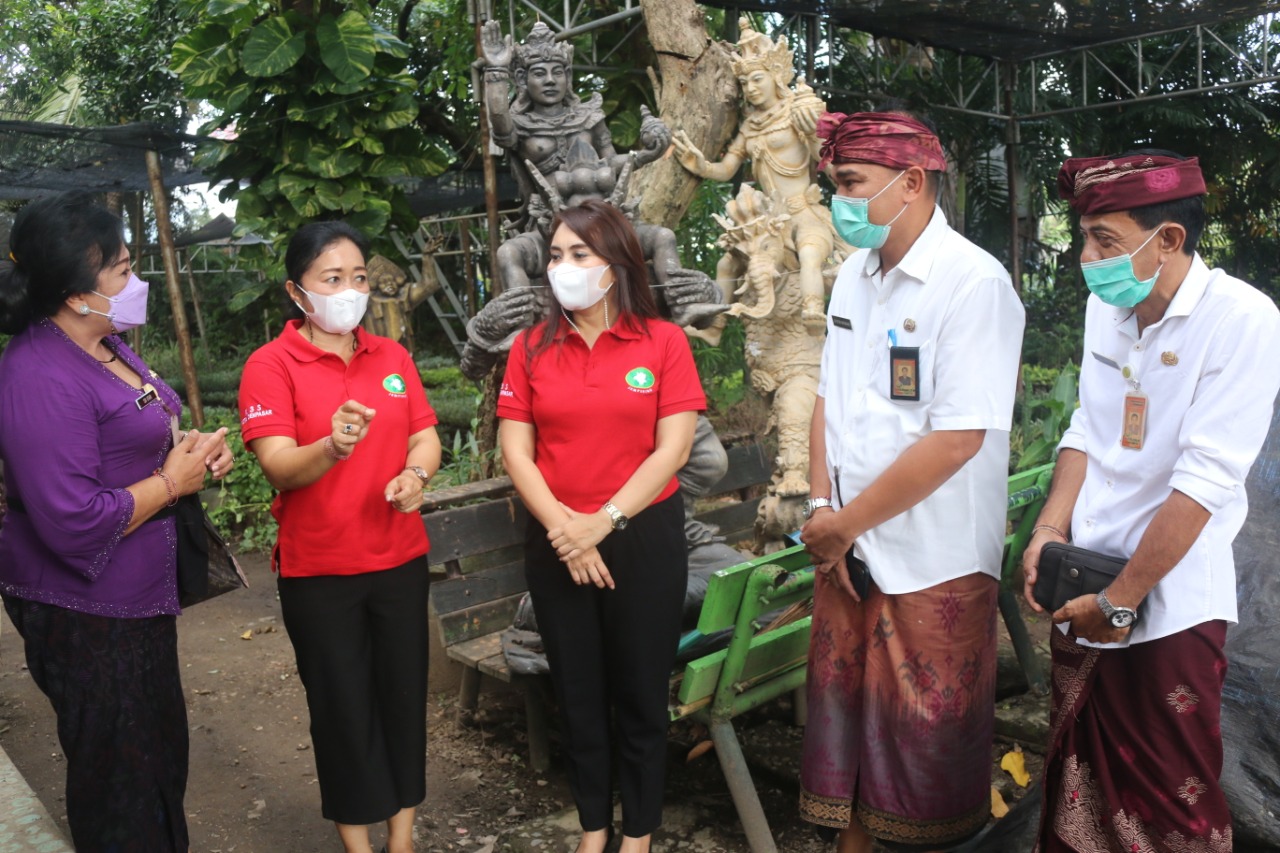 Tim Penggerak PKK Kota Denpasar Terima Tanaman Obat  Dari PPIDS UNUD dan PT. Indonesia Power