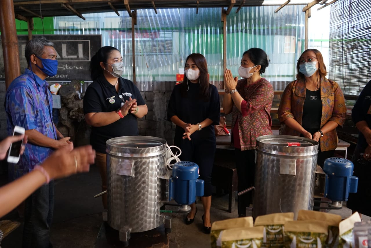 Ny. Sagung Antari Jaya Negara Serahkan Bantuan Mesin Spinner Peniris Minyak Kepada 3 IKM Kota Denpasar