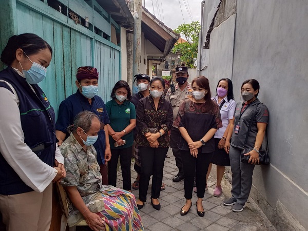 Ny. Antari Jaya Negara Terus Gencarkan Vaksinasi Home Visit