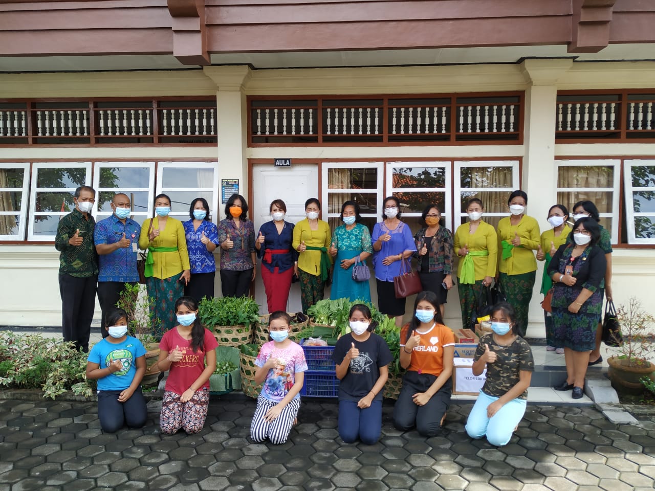 Antari Jaya Negara dan Ayu Kristi Arya Wibawa Berbagi Kasih Dengan Anak Anak Panti Asuhan