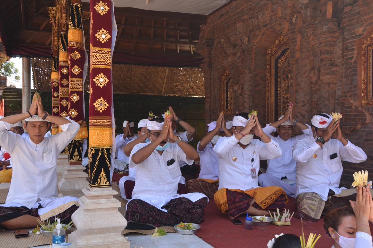 Wakil Walikota Kadek Agus Arya Wibawa Hadiri Karya Pule Gembal di Pura Kayangan Kesambi